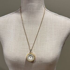 Elegant Gold Pendant Necklace